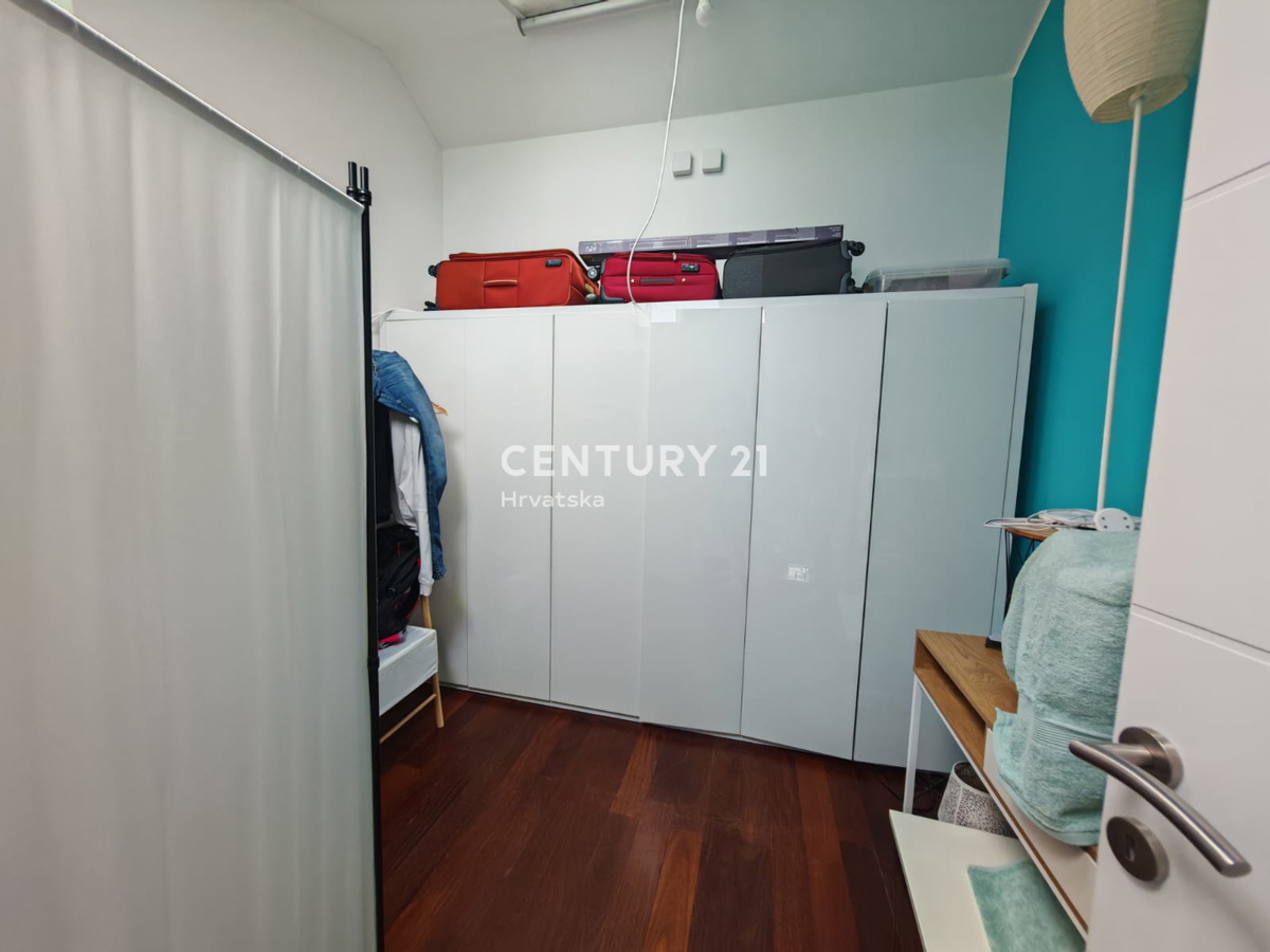 ROVINJ, VENDESI APPARTAMENTO SU DUE PIANI