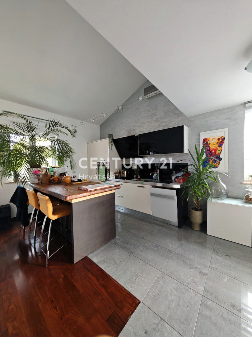 ROVINJ, VENDESI APPARTAMENTO SU DUE PIANI