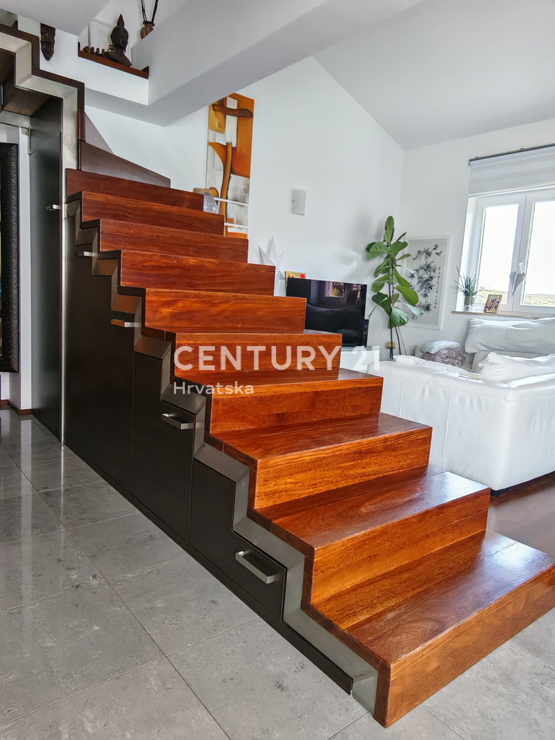 ROVINJ, VENDESI APPARTAMENTO SU DUE PIANI