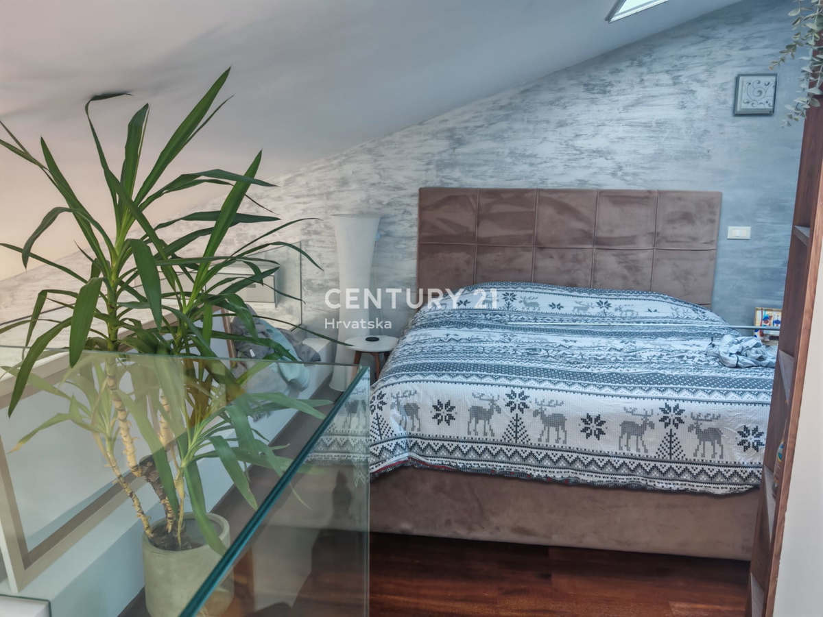 ROVINJ, VENDESI APPARTAMENTO SU DUE PIANI