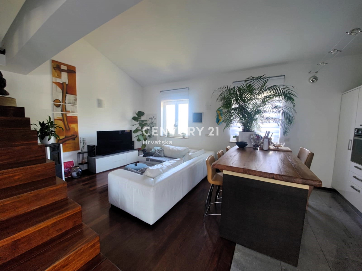 ROVINJ, VENDESI APPARTAMENTO SU DUE PIANI