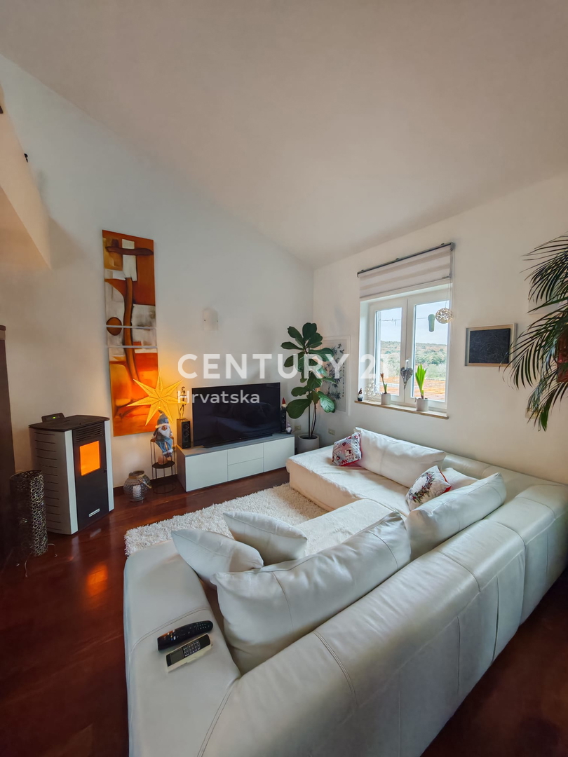 ROVINJ, VENDESI APPARTAMENTO SU DUE PIANI