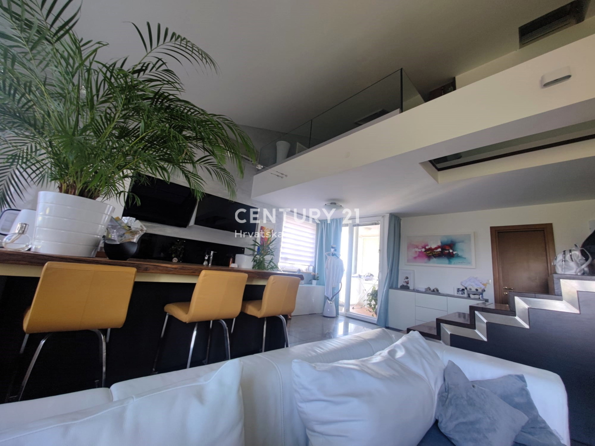 ROVINJ, VENDESI APPARTAMENTO SU DUE PIANI