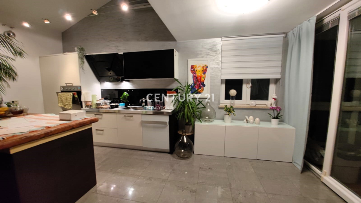 ROVINJ, VENDESI APPARTAMENTO SU DUE PIANI