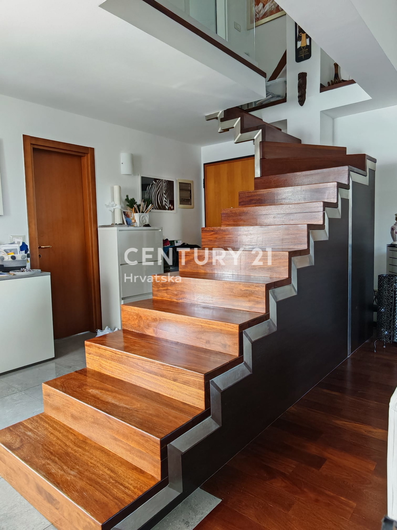 ROVINJ, VENDESI APPARTAMENTO SU DUE PIANI