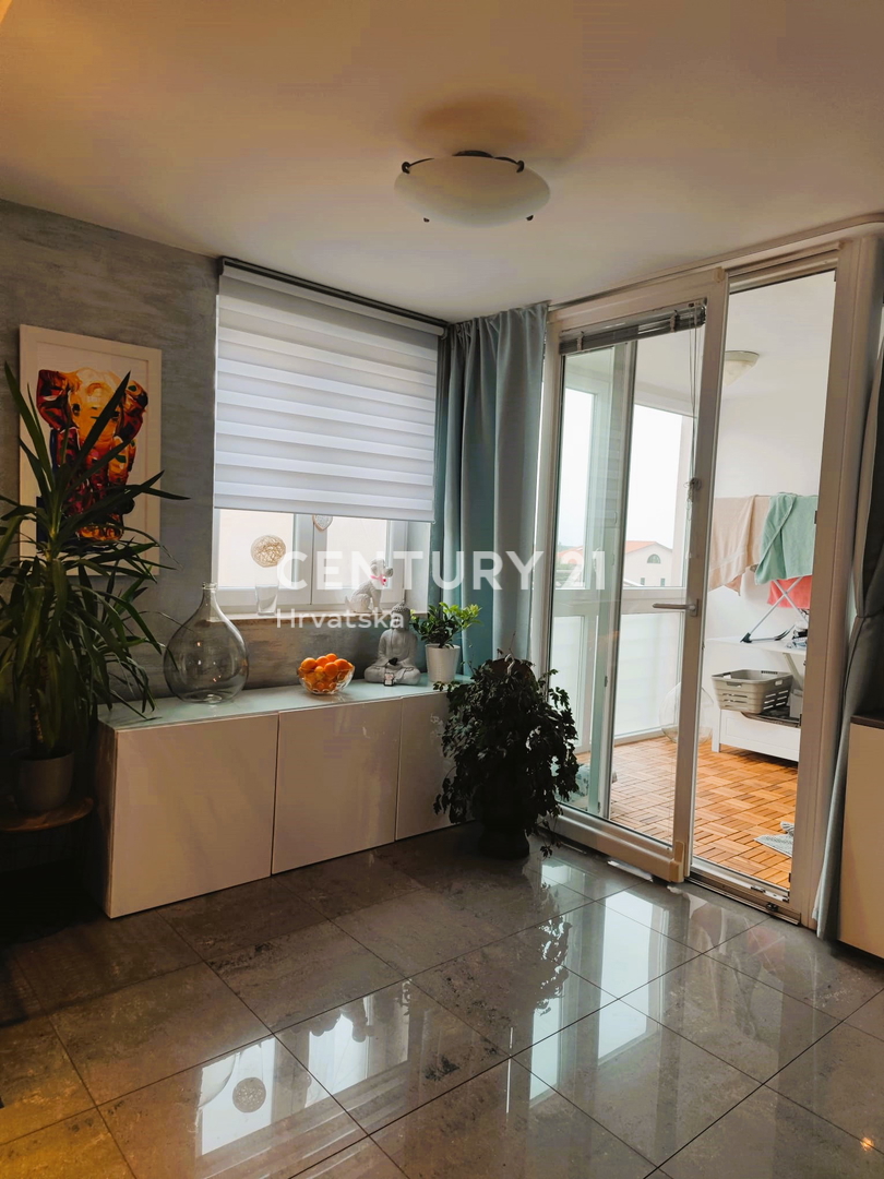 ROVINJ, VENDESI APPARTAMENTO SU DUE PIANI