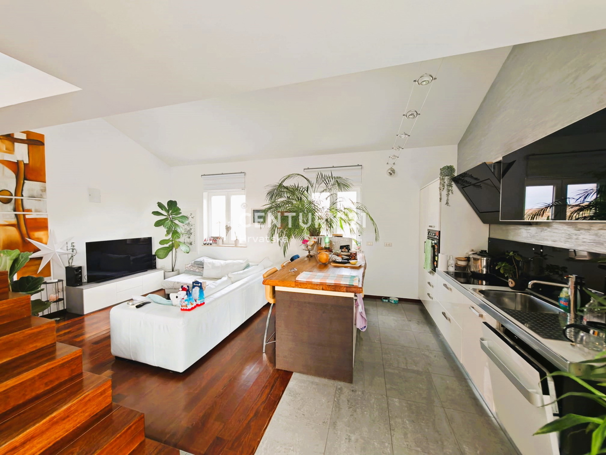 ROVINJ, VENDESI APPARTAMENTO SU DUE PIANI