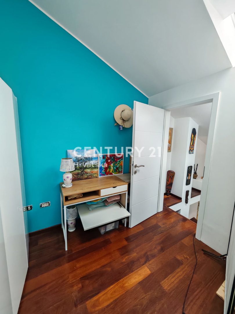 ROVINJ, VENDESI APPARTAMENTO SU DUE PIANI