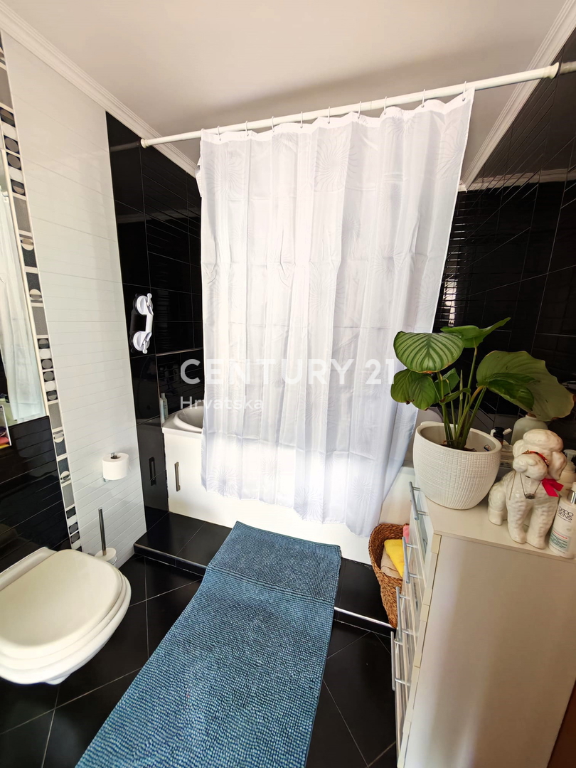 ROVINJ, VENDESI APPARTAMENTO SU DUE PIANI