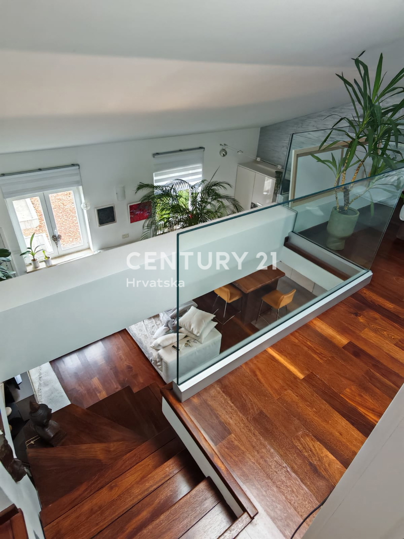 ROVINJ, VENDESI APPARTAMENTO SU DUE PIANI