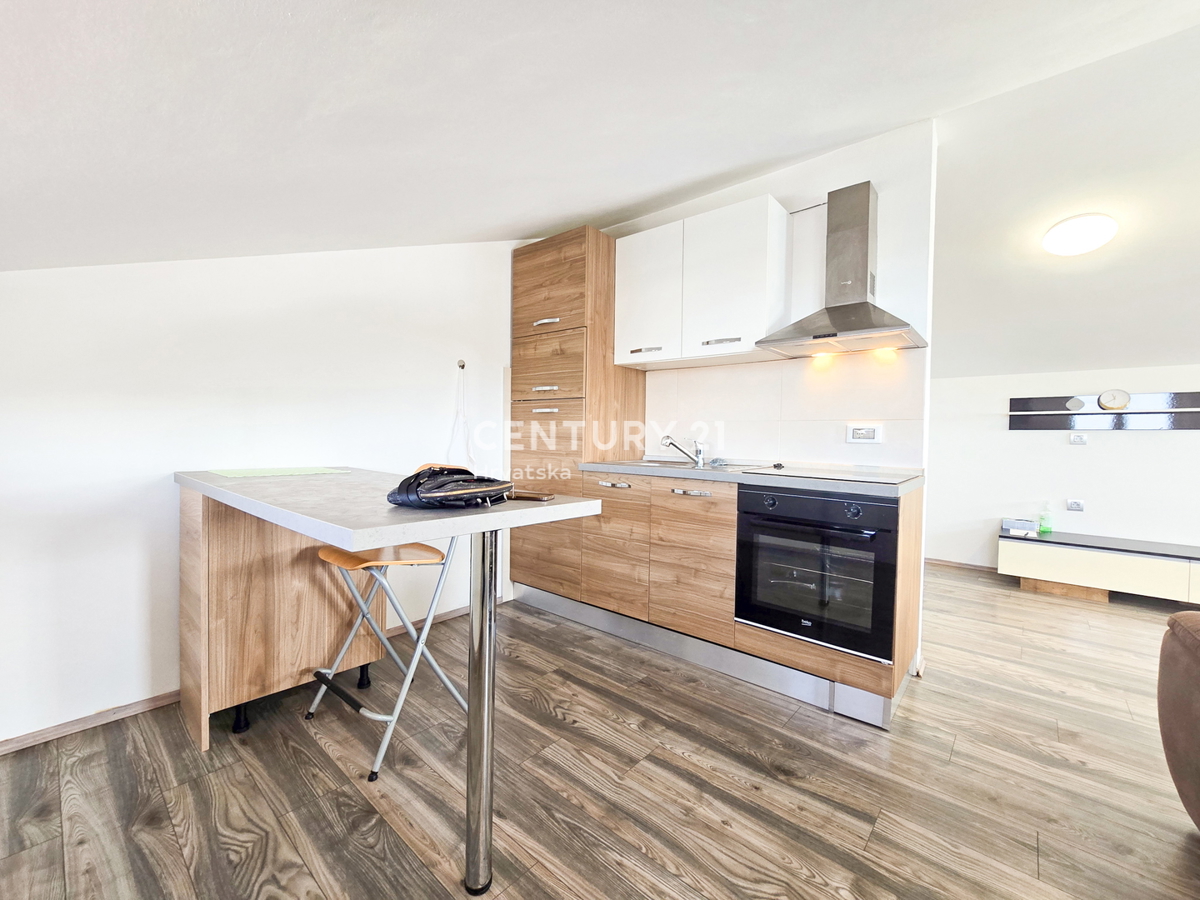 VABRIGA, APPARTAMENTO IN VENDITA AL SECONDO PIANO CON GARAGE E CANTINA