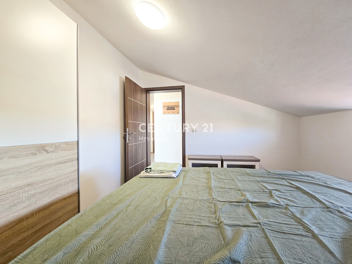 VABRIGA, APPARTAMENTO IN VENDITA AL SECONDO PIANO CON GARAGE E CANTINA