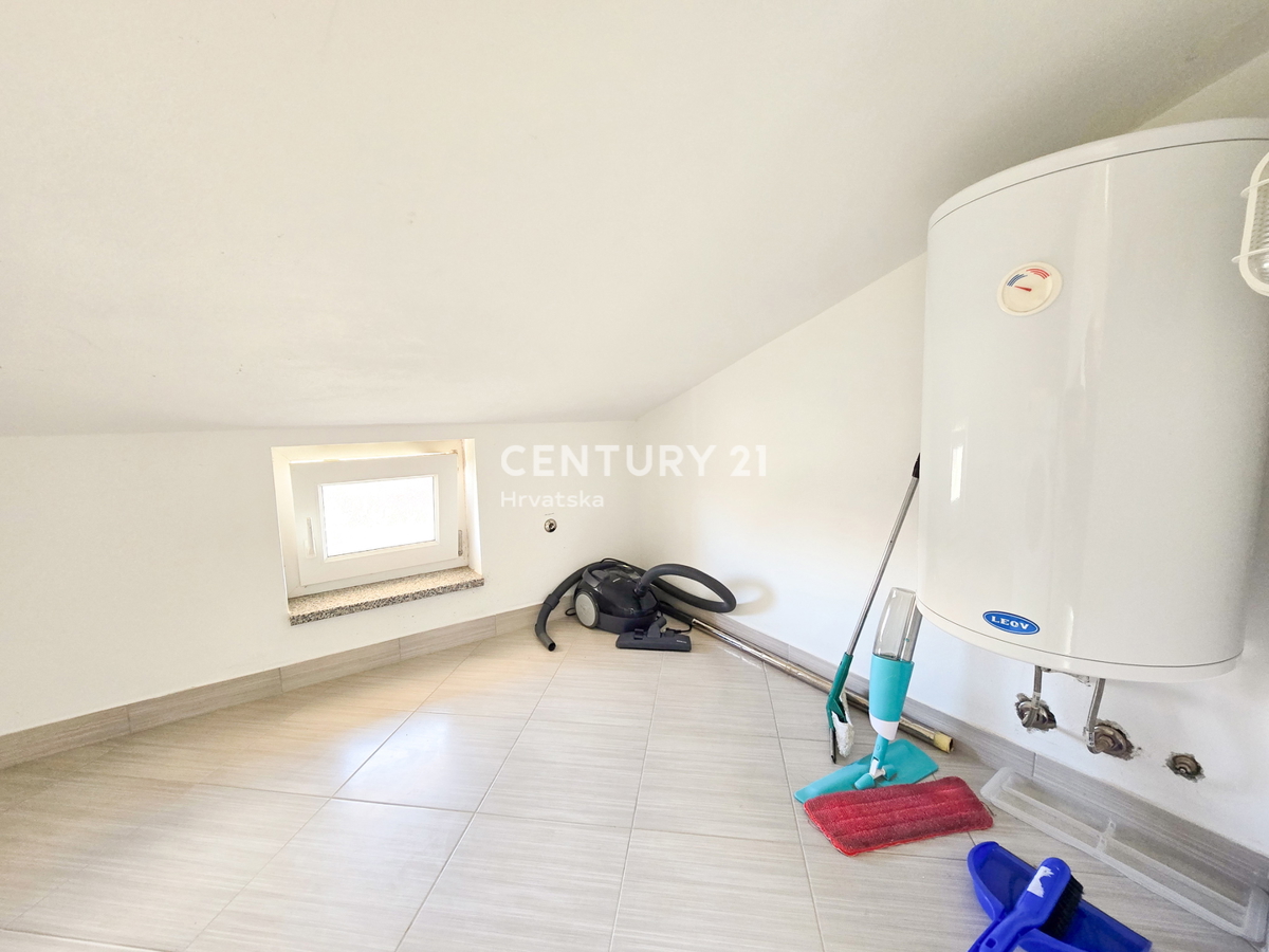 VABRIGA, APPARTAMENTO IN VENDITA AL SECONDO PIANO CON GARAGE E CANTINA