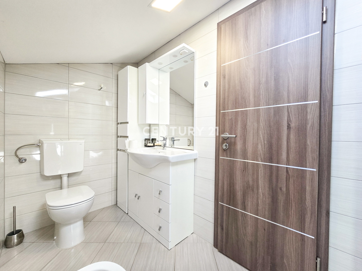 VABRIGA, APPARTAMENTO IN VENDITA AL SECONDO PIANO CON GARAGE E CANTINA