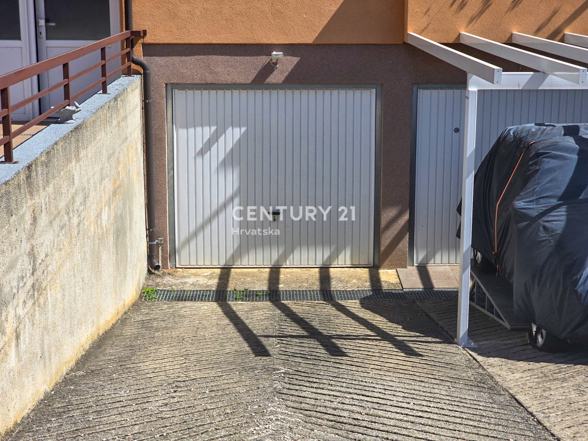 VABRIGA, APPARTAMENTO IN VENDITA AL SECONDO PIANO CON GARAGE E CANTINA