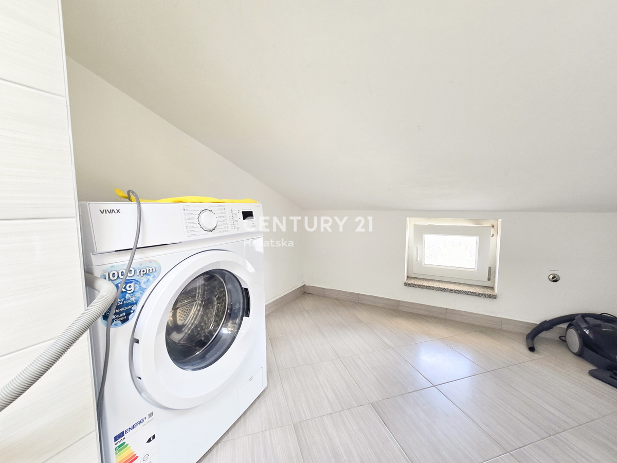 VABRIGA, APPARTAMENTO IN VENDITA AL SECONDO PIANO CON GARAGE E CANTINA