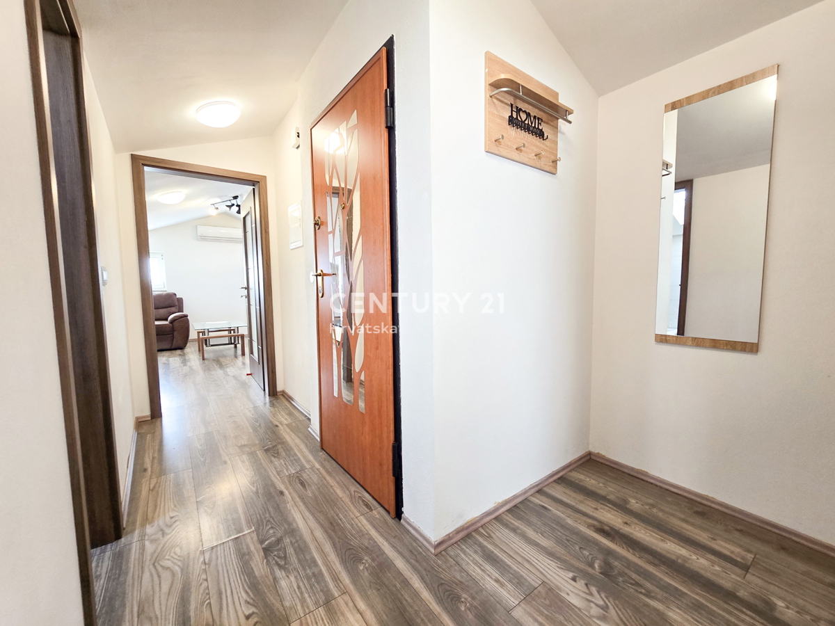 VABRIGA, APPARTAMENTO IN VENDITA AL SECONDO PIANO CON GARAGE E CANTINA