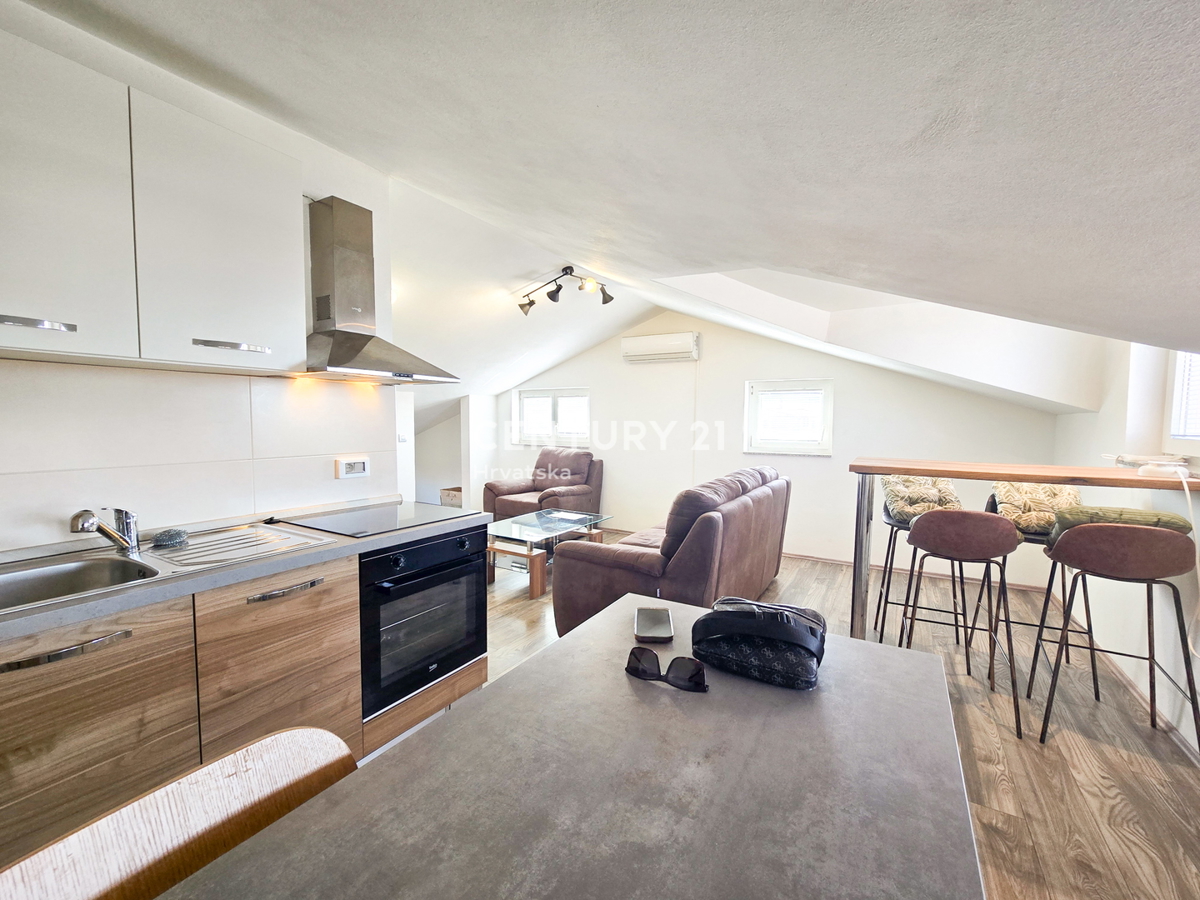 VABRIGA, APPARTAMENTO IN VENDITA AL SECONDO PIANO CON GARAGE E CANTINA