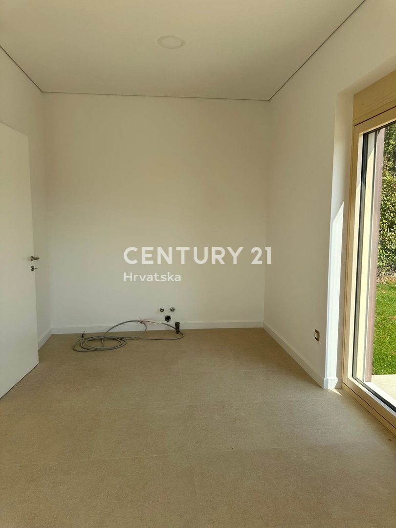 BADERNA, IN VENDITA SPLENDIDA NUOVA CASA AL PIANO TERRA CON PISCINA E VISTA SULLA NATURA