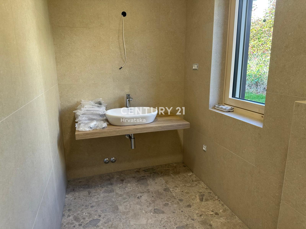 BADERNA, IN VENDITA SPLENDIDA NUOVA CASA AL PIANO TERRA CON PISCINA E VISTA SULLA NATURA