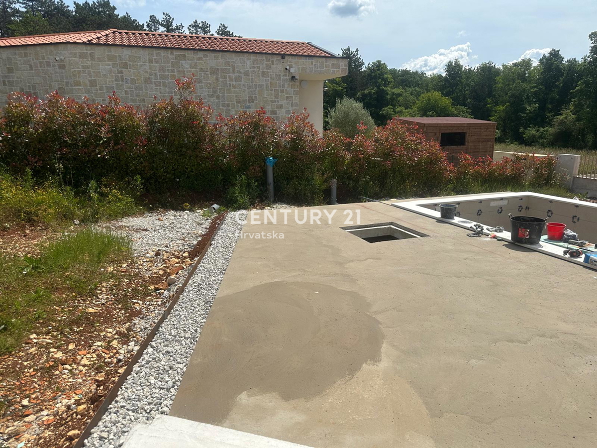 BADERNA, IN VENDITA SPLENDIDA NUOVA CASA AL PIANO TERRA CON PISCINA E VISTA SULLA NATURA
