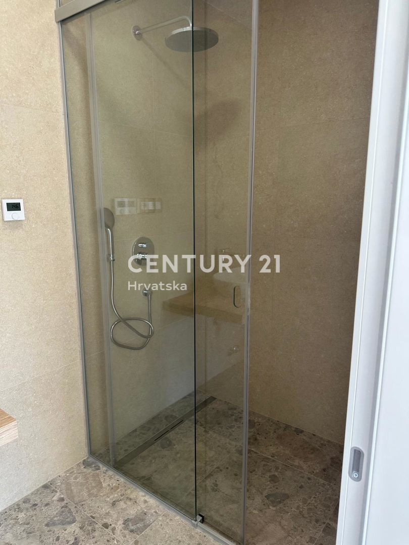 BADERNA, IN VENDITA SPLENDIDA NUOVA CASA AL PIANO TERRA CON PISCINA E VISTA SULLA NATURA