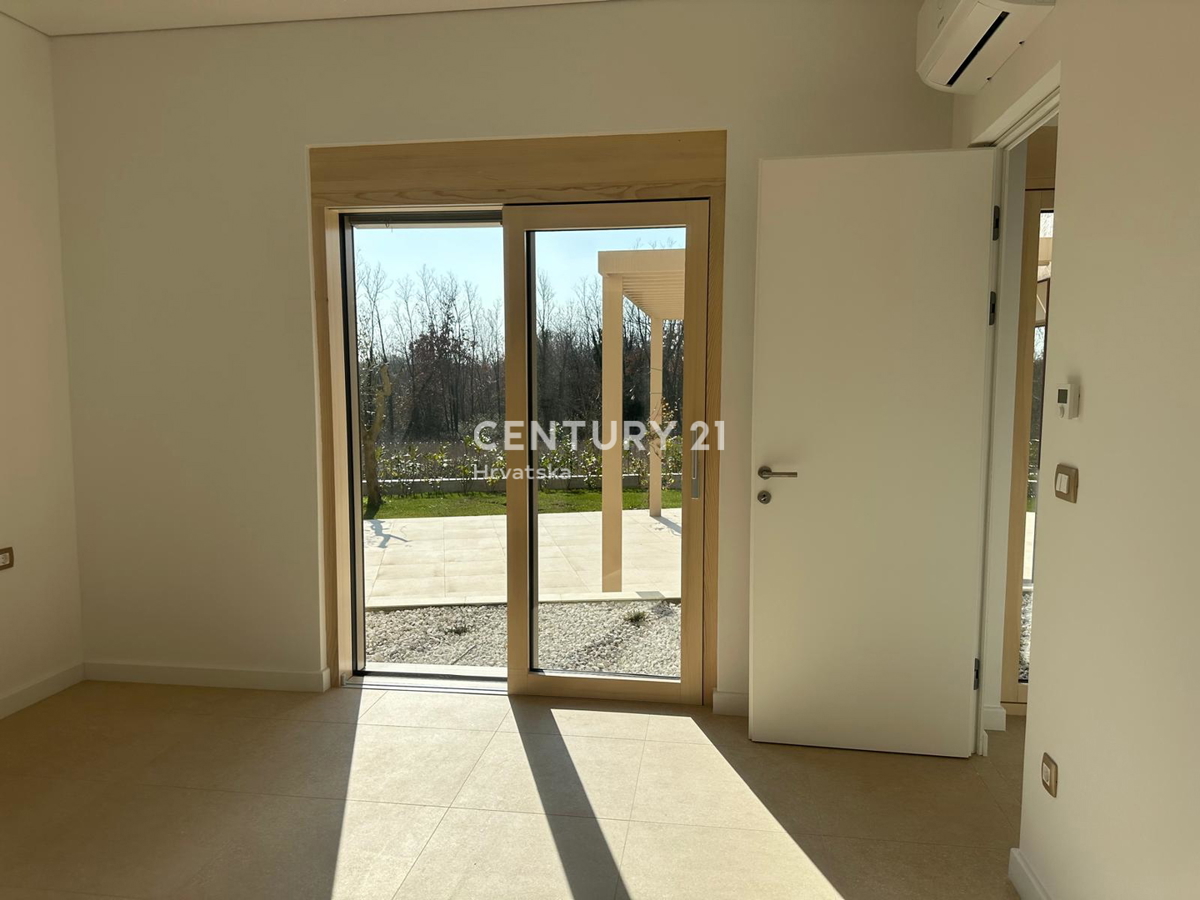 BADERNA, IN VENDITA SPLENDIDA NUOVA CASA AL PIANO TERRA CON PISCINA E VISTA SULLA NATURA