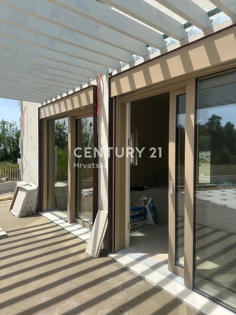 BADERNA, IN VENDITA SPLENDIDA NUOVA CASA AL PIANO TERRA CON PISCINA E VISTA SULLA NATURA