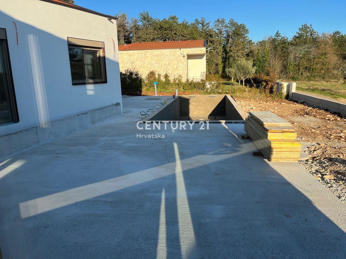 BADERNA, IN VENDITA SPLENDIDA NUOVA CASA AL PIANO TERRA CON PISCINA E VISTA SULLA NATURA
