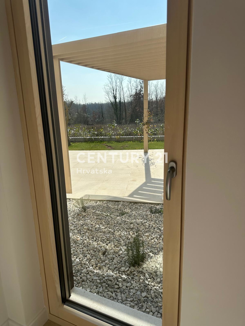 BADERNA, IN VENDITA SPLENDIDA NUOVA CASA AL PIANO TERRA CON PISCINA E VISTA SULLA NATURA