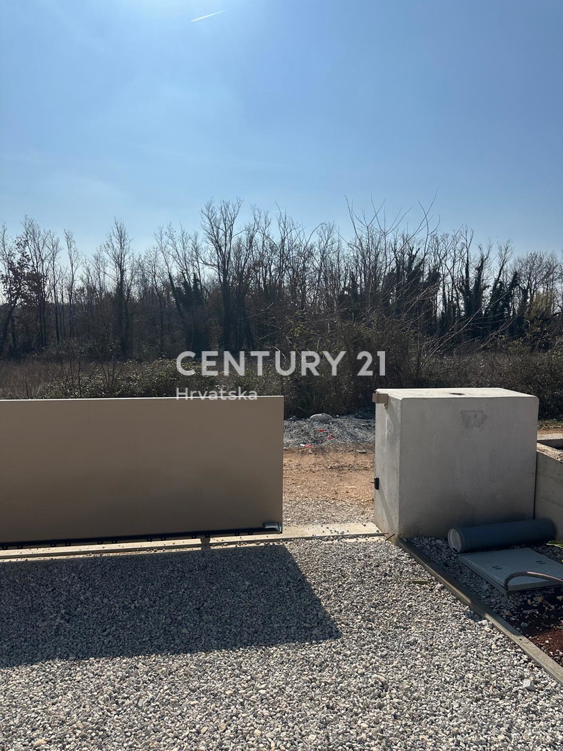 BADERNA, IN VENDITA SPLENDIDA NUOVA CASA AL PIANO TERRA CON PISCINA E VISTA SULLA NATURA