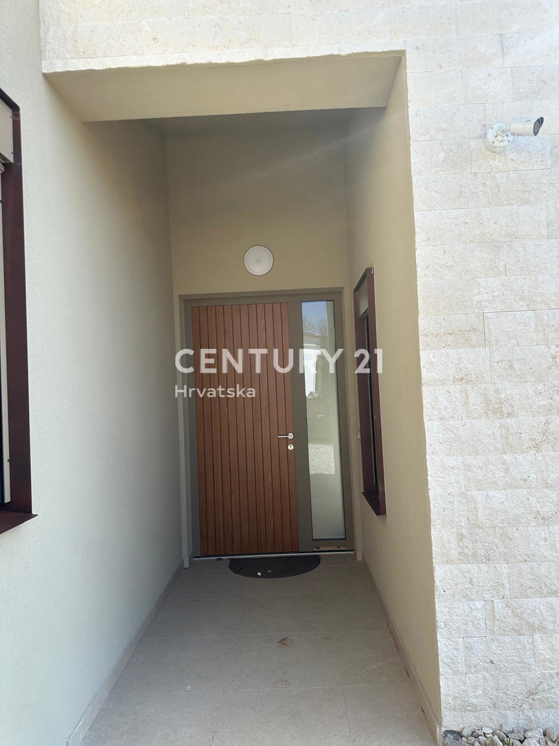 BADERNA, IN VENDITA SPLENDIDA NUOVA CASA AL PIANO TERRA CON PISCINA E VISTA SULLA NATURA