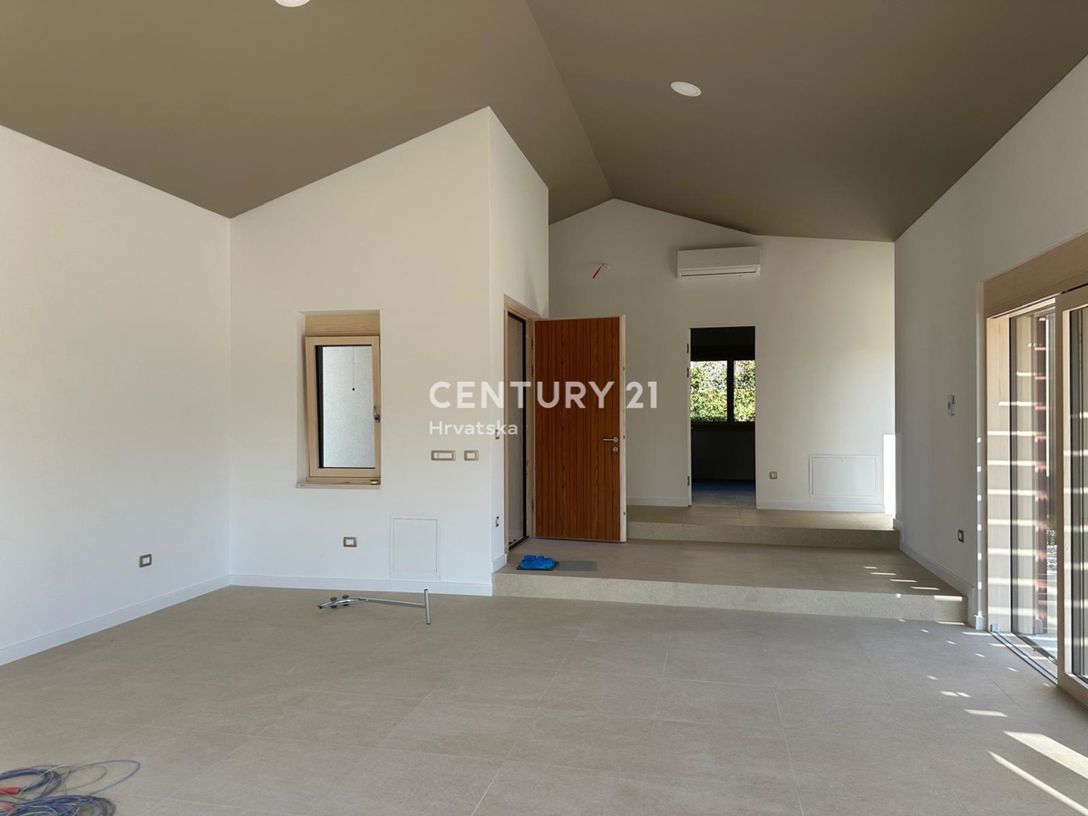 BADERNA, IN VENDITA SPLENDIDA NUOVA CASA AL PIANO TERRA CON PISCINA E VISTA SULLA NATURA