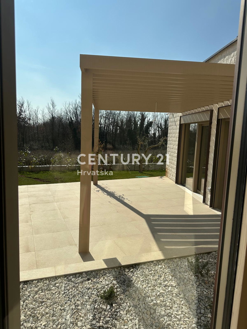 BADERNA, IN VENDITA SPLENDIDA NUOVA CASA AL PIANO TERRA CON PISCINA E VISTA SULLA NATURA