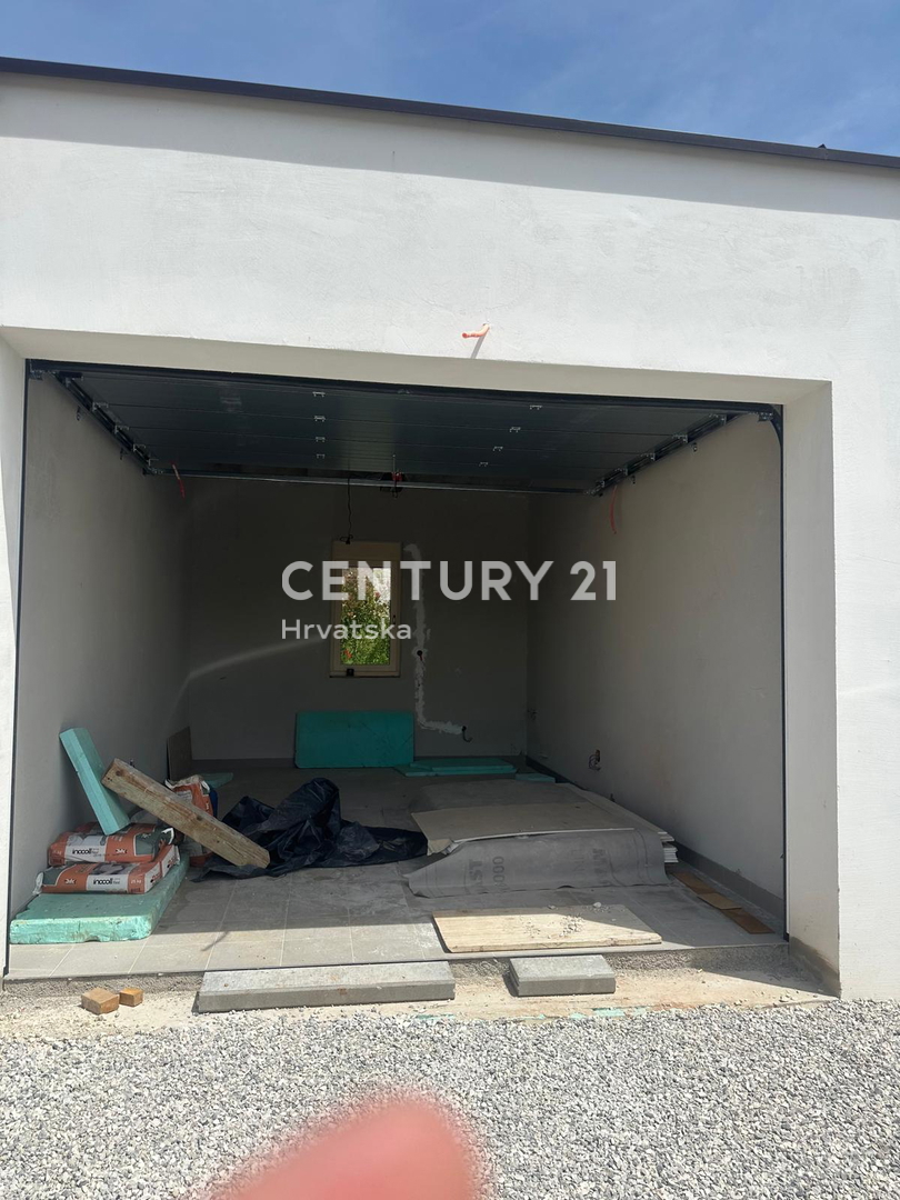 BADERNA, IN VENDITA SPLENDIDA NUOVA CASA AL PIANO TERRA CON PISCINA E VISTA SULLA NATURA