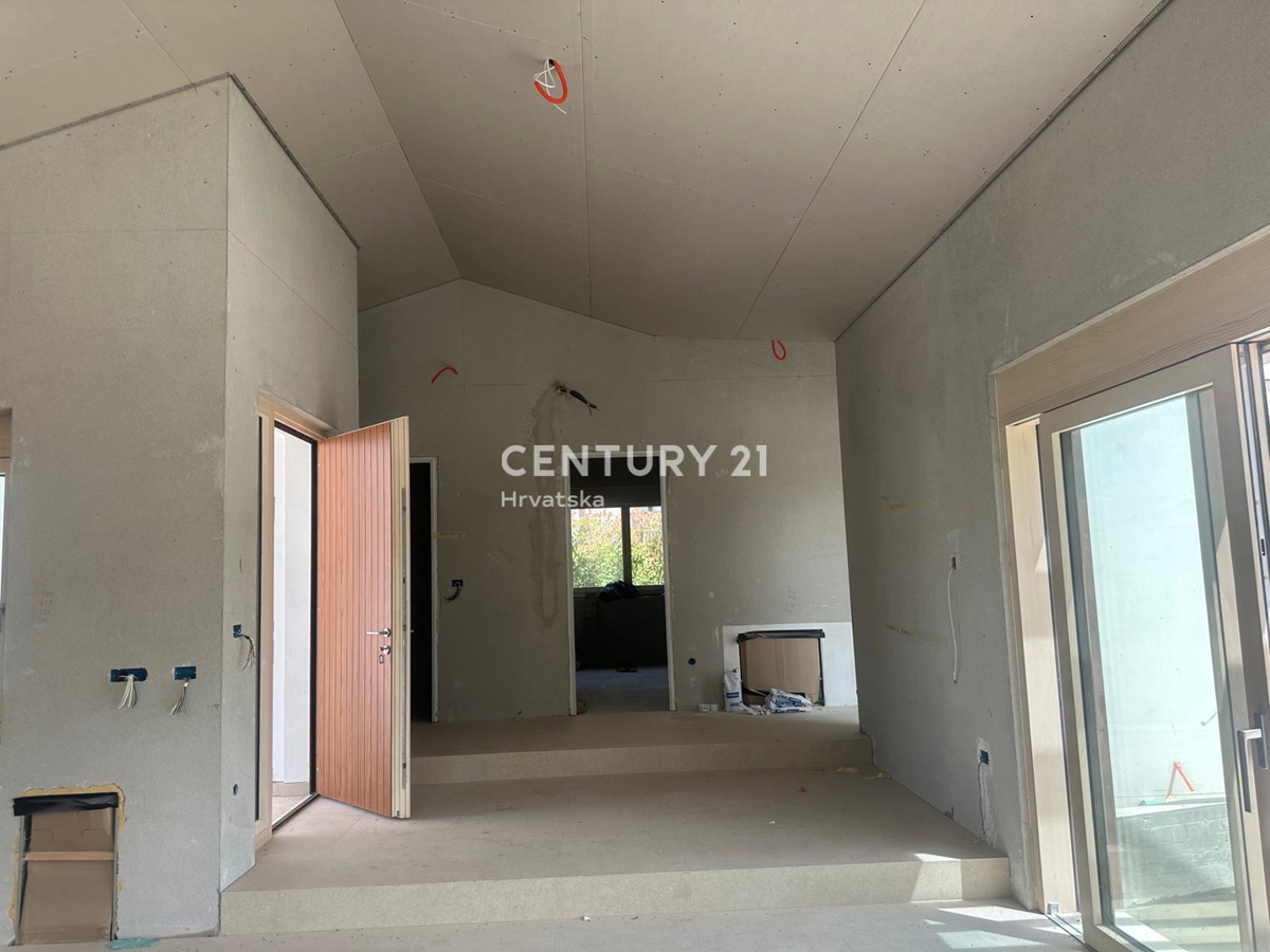 BADERNA, IN VENDITA SPLENDIDA NUOVA CASA AL PIANO TERRA CON PISCINA E VISTA SULLA NATURA