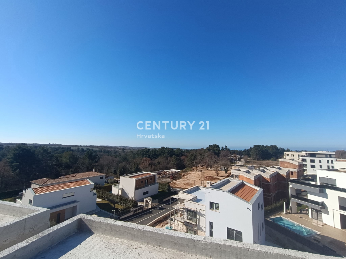 POREČ, IN VENDITA APPARTAMENTO DI LUSSO CON TRE CAMERE DA LETTO AL TERZO PIANO, TERRAZZA SUL TETTO, VISTA MARE, A 1500 M DAL MARE