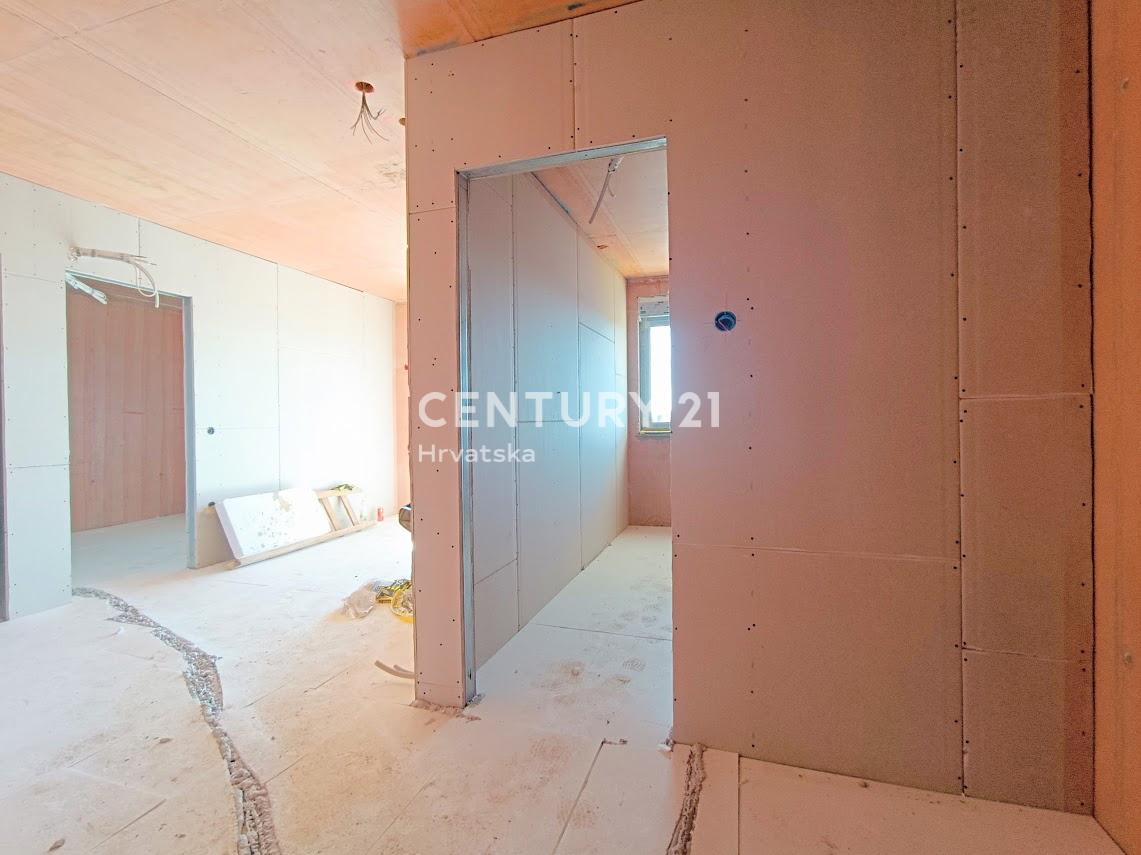 POREČ, IN VENDITA APPARTAMENTO DI LUSSO CON TRE CAMERE DA LETTO AL TERZO PIANO, TERRAZZA SUL TETTO, VISTA MARE, A 1500 M DAL MARE