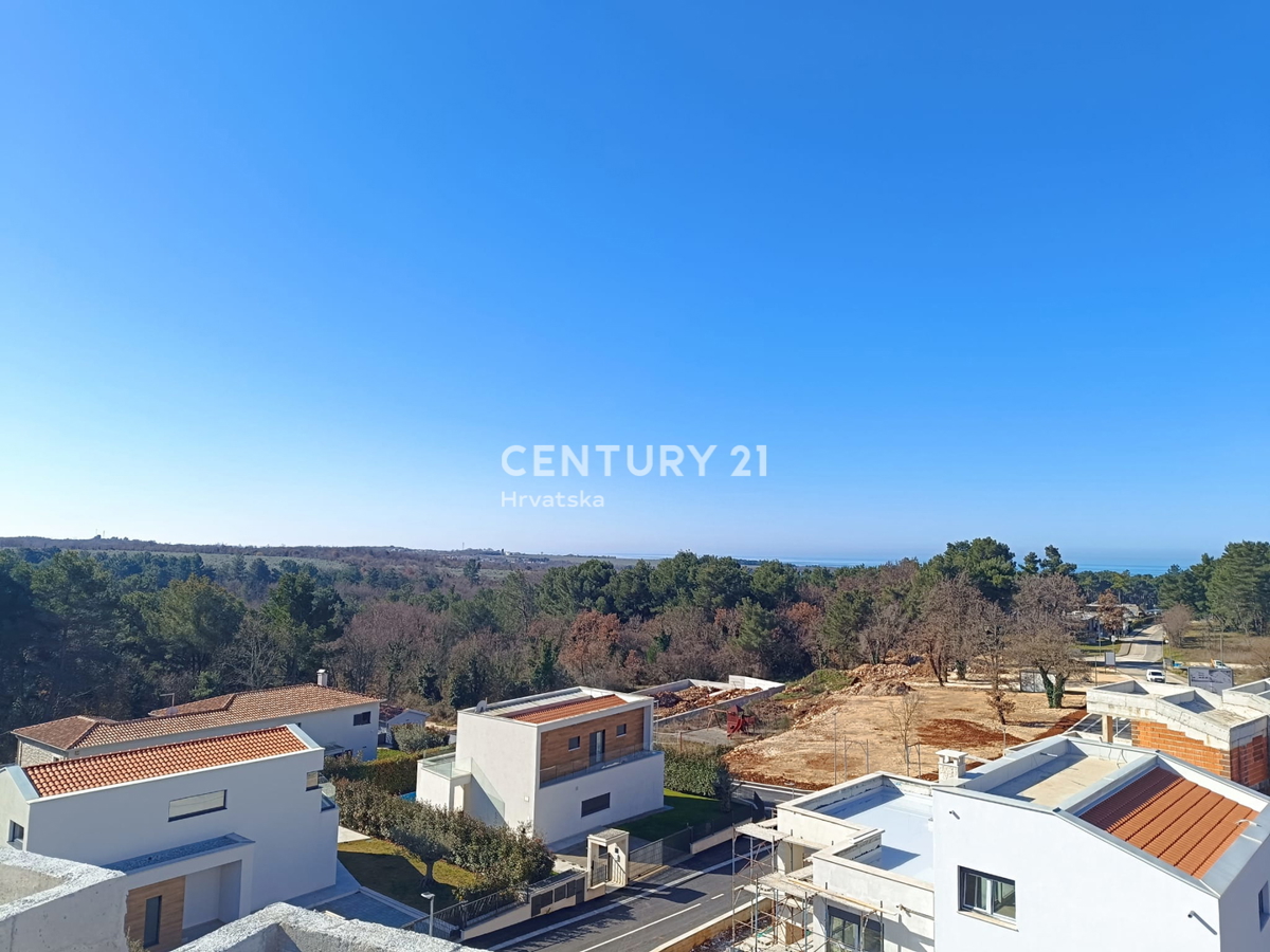 POREČ, IN VENDITA APPARTAMENTO DI LUSSO CON TRE CAMERE DA LETTO AL TERZO PIANO, TERRAZZA SUL TETTO, VISTA MARE, A 1500 M DAL MARE