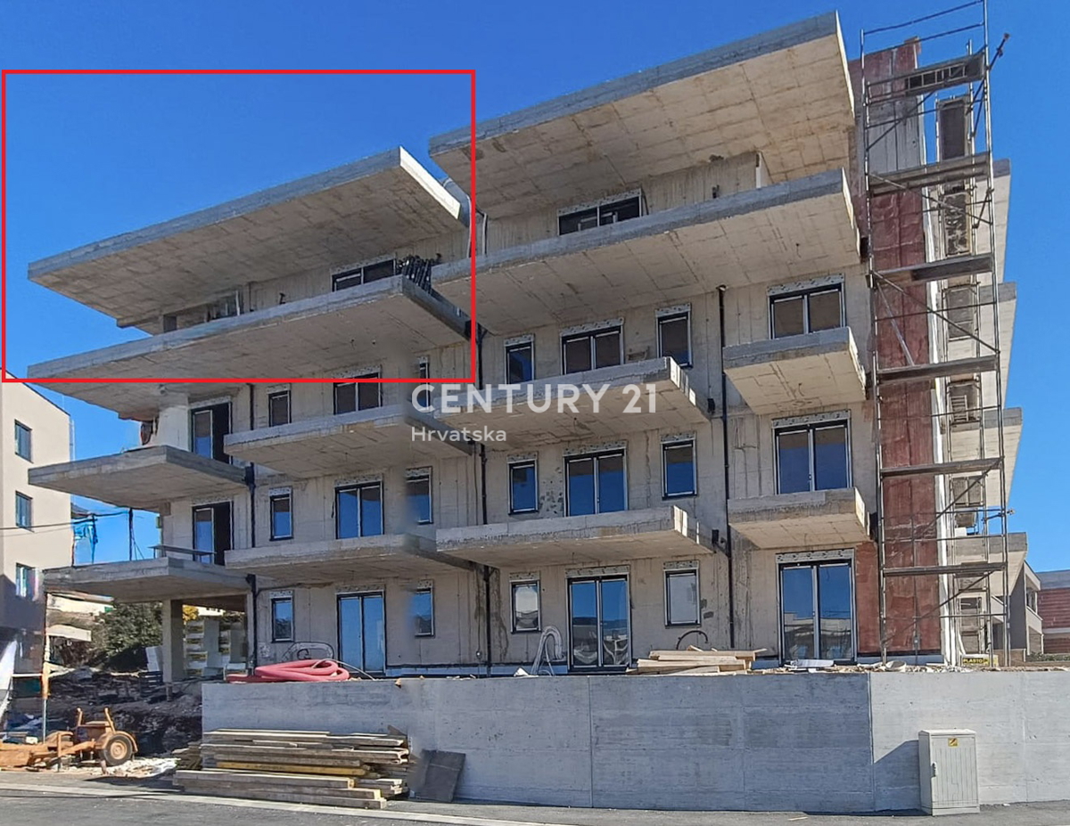 POREČ, IN VENDITA APPARTAMENTO DI LUSSO CON TRE CAMERE DA LETTO AL TERZO PIANO, TERRAZZA SUL TETTO, VISTA MARE, A 1500 M DAL MARE