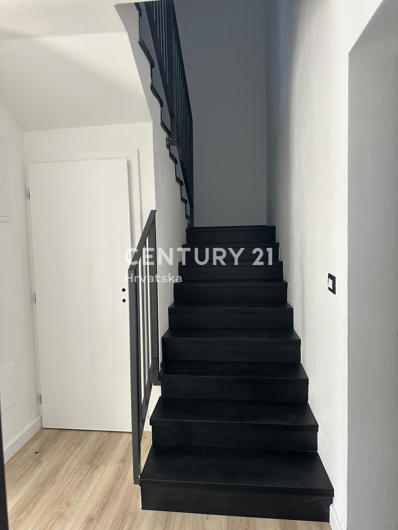 ROVINJSKO SELO, VENDESI BELLA DOPPIA VILLA, NUOVA COSTRUZIONE CON PISCINA