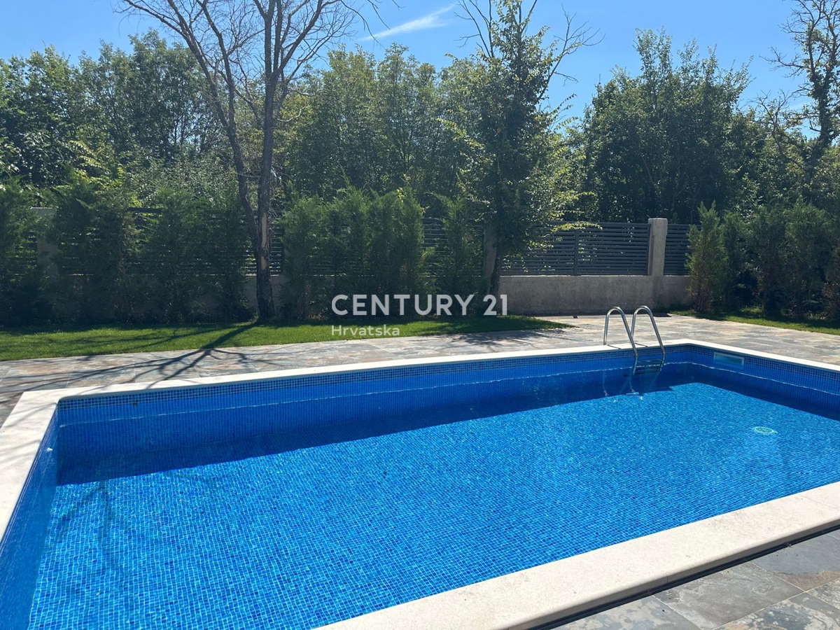 ROVINJSKO SELO, VENDESI BELLA DOPPIA VILLA, NUOVA COSTRUZIONE CON PISCINA