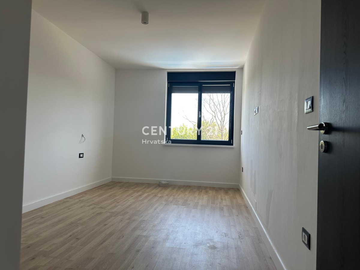 ROVINJSKO SELO, VENDESI BELLA DOPPIA VILLA, NUOVA COSTRUZIONE CON PISCINA