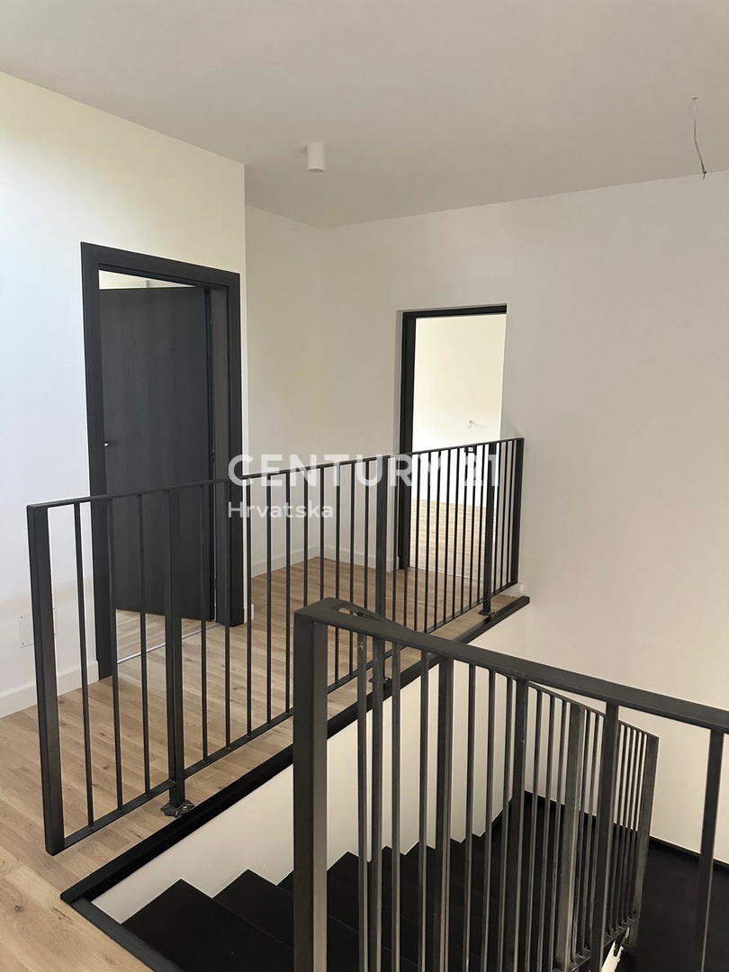 ROVINJSKO SELO, VENDESI BELLA DOPPIA VILLA, NUOVA COSTRUZIONE CON PISCINA