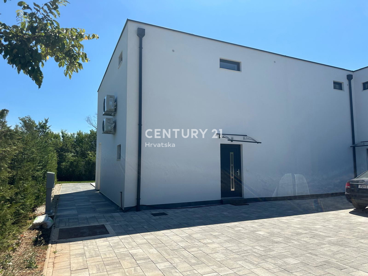 ROVINJSKO SELO, VENDESI BELLA DOPPIA VILLA, NUOVA COSTRUZIONE CON PISCINA