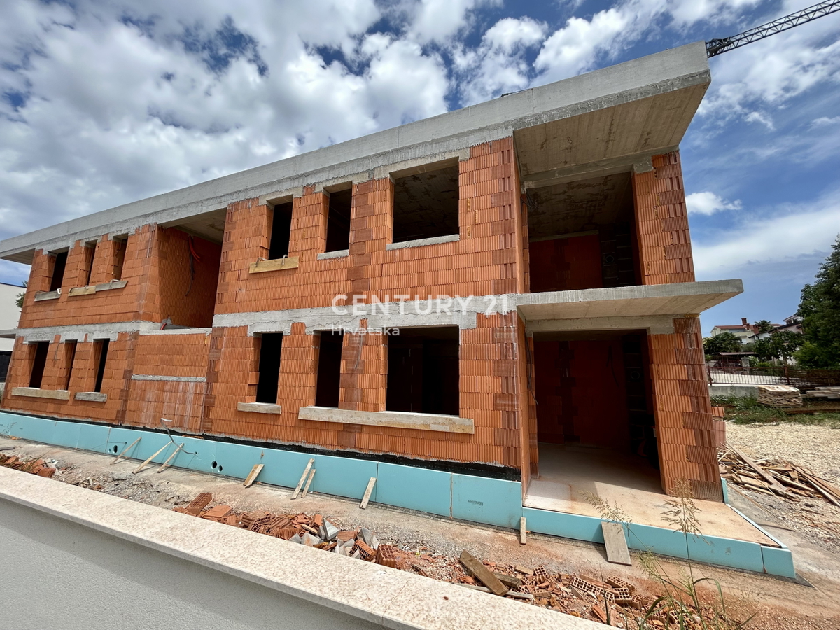 POREČ, DINTORNI, NUOVO APPARTAMENTO A SOLI 2 KM DALLA SPIAGGIA E DAL CENTRO CITTÀ