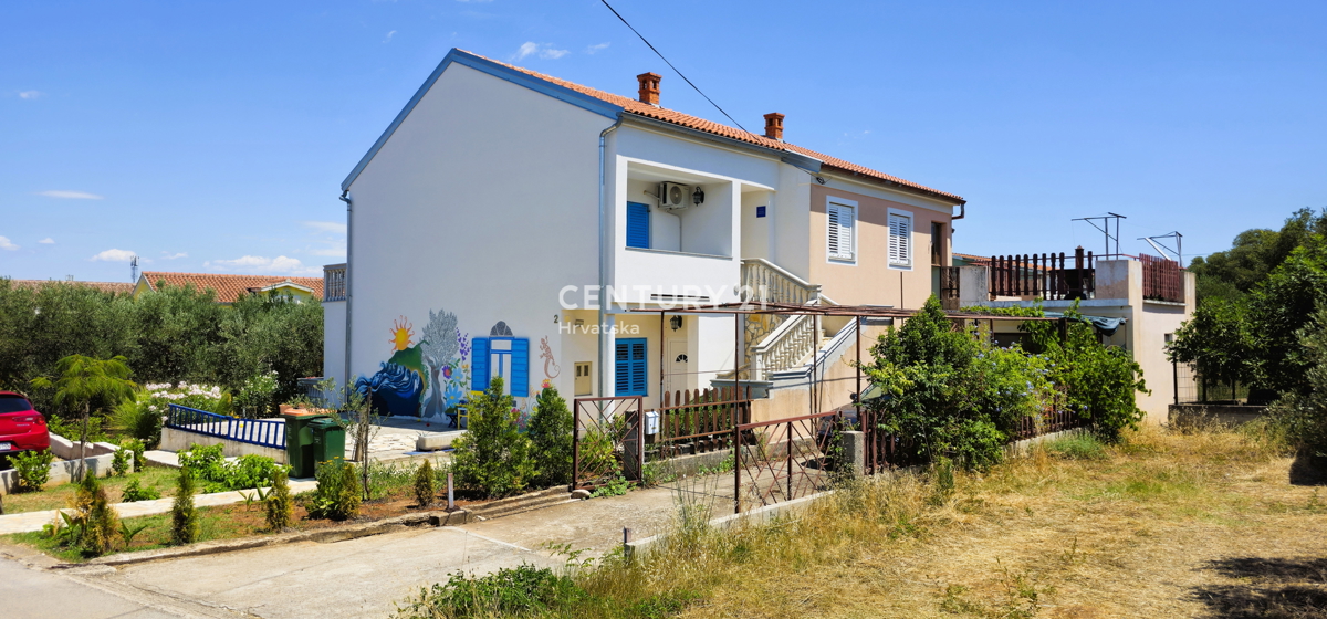 Kraj, Pašman, casa con tre appartamenti e garage. Vista mare dalla terrazza di 85 m2