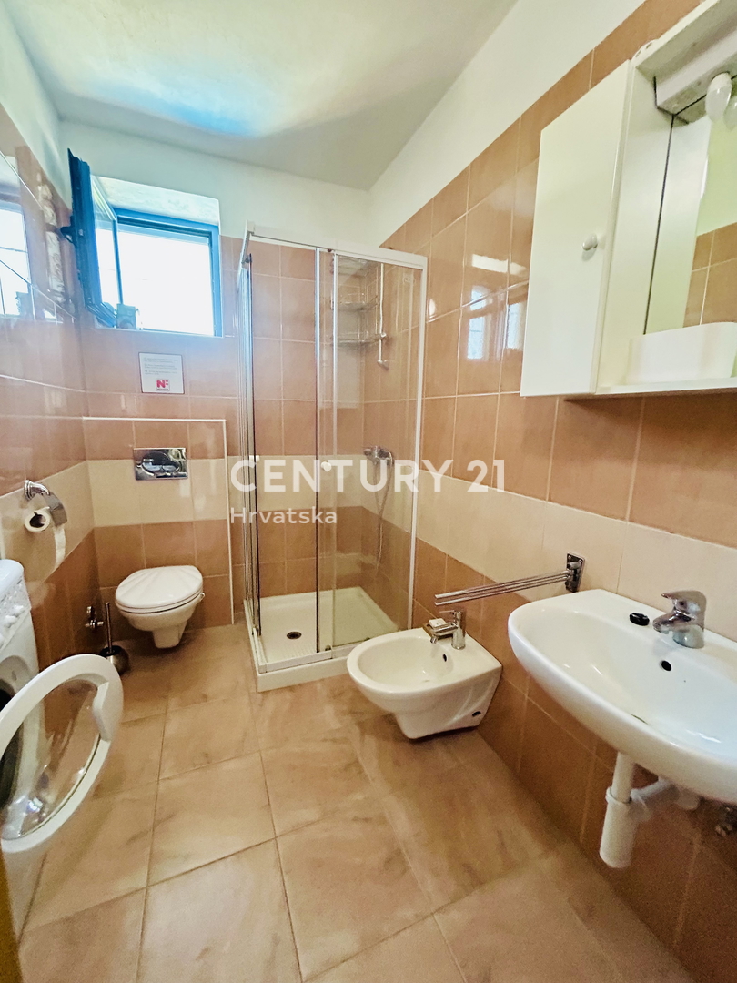 MOTOVUN, DINTORNI, CASA IN PIETRA ISTRIANA IN UN AMBIENTE IDILLIACO