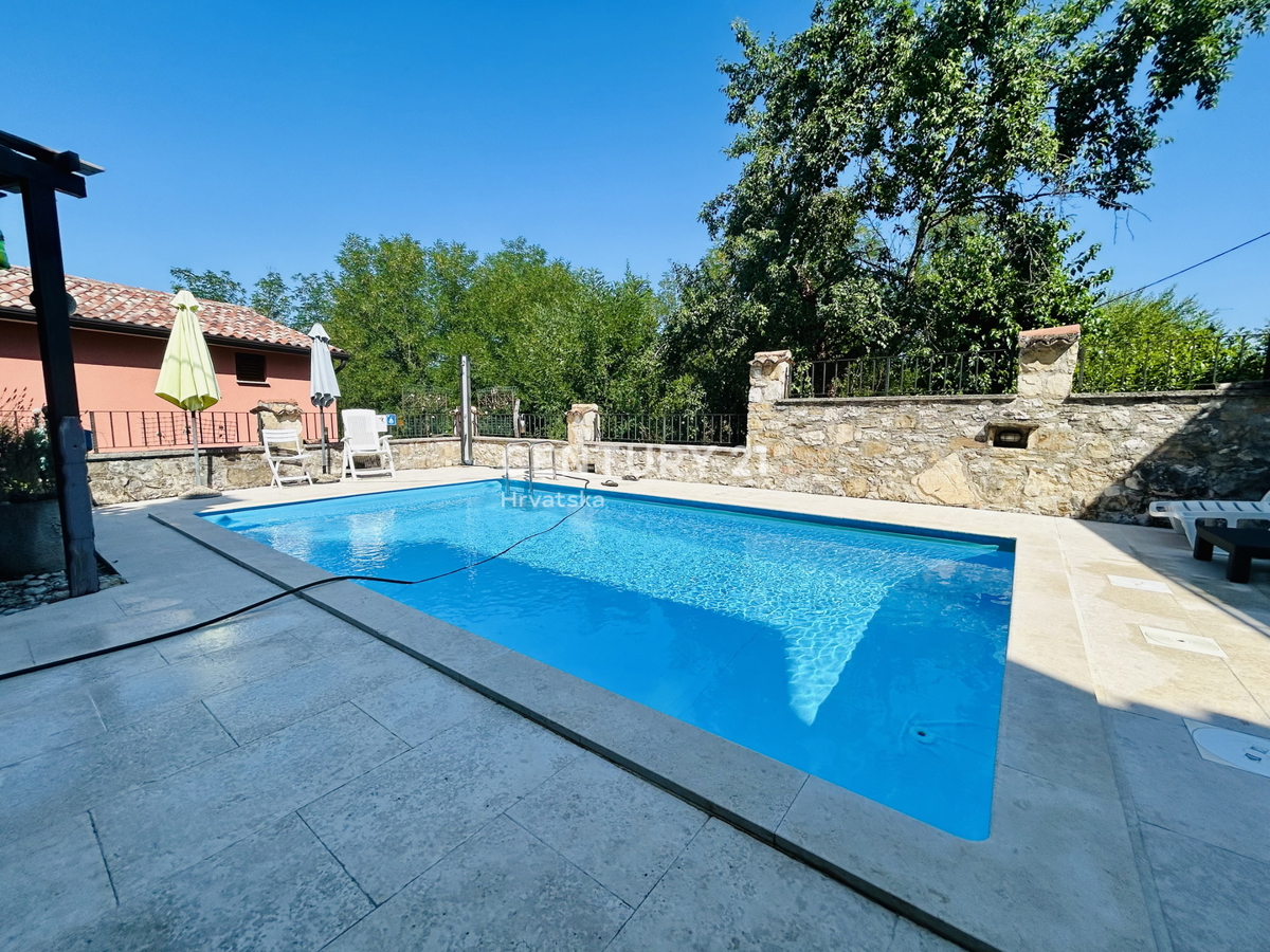 MOTOVUN, DINTORNI, CASA IN PIETRA ISTRIANA IN UN AMBIENTE IDILLIACO