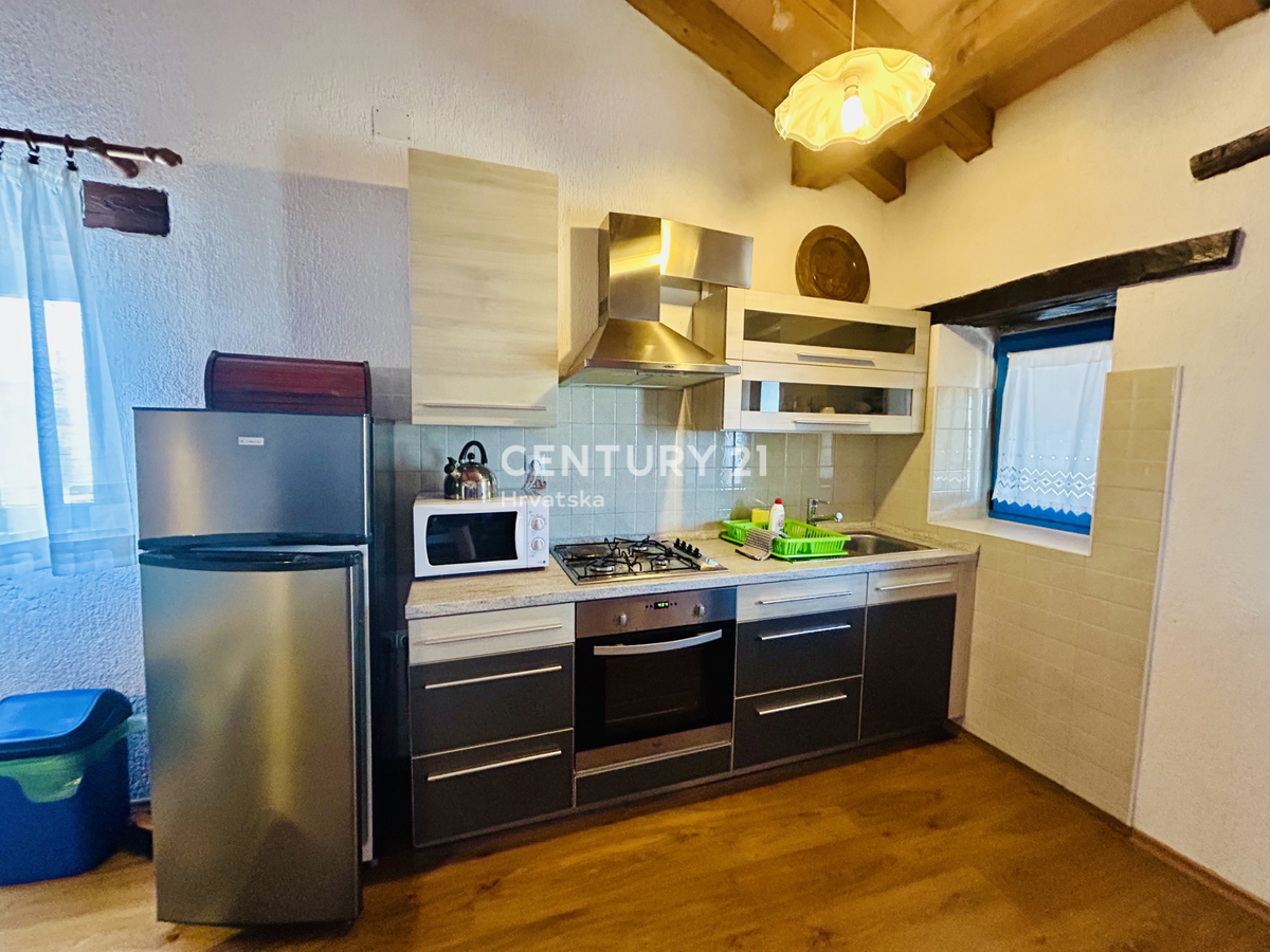 MOTOVUN, DINTORNI, CASA IN PIETRA ISTRIANA IN UN AMBIENTE IDILLIACO